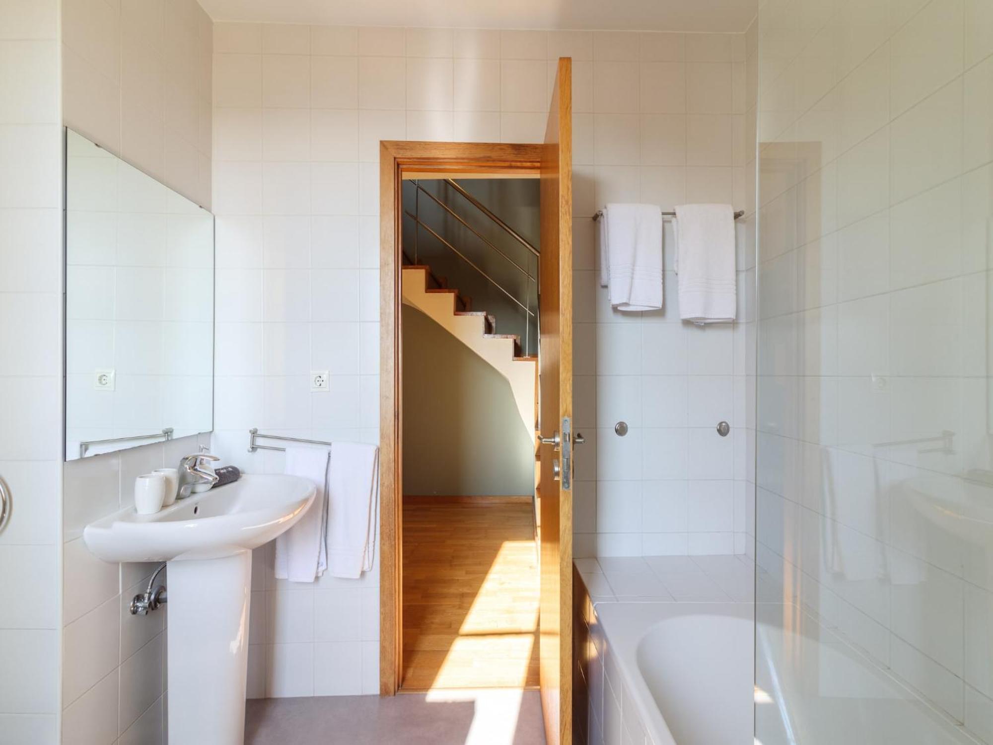 Charming 1-bedroom In Apartamento *